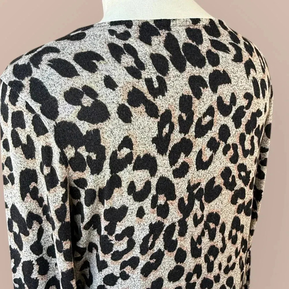 Maurices 24/7 Long Sleeves Cut Out Neck Twisted Tee Shirt Size XXL Animal Print - Picture 12 of 16